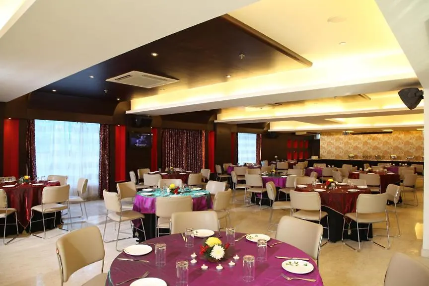 Treehouse Queens Pearl Gurgaon Hotel